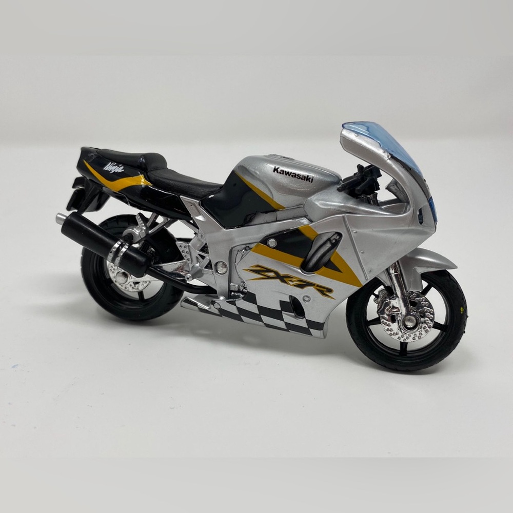 Kawasaki Ninja‎ ZX-7R 1:18 Scale motorcyle by Maisto